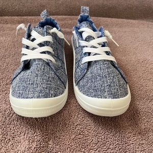 Women’s casual shoe blue and white